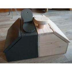 Te koop twee houten kistjes met klep (27 x 21,5 x 27 cm).