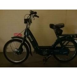 Vespa Piaggio. Ook te gebruiken als fiets in noodgeval.