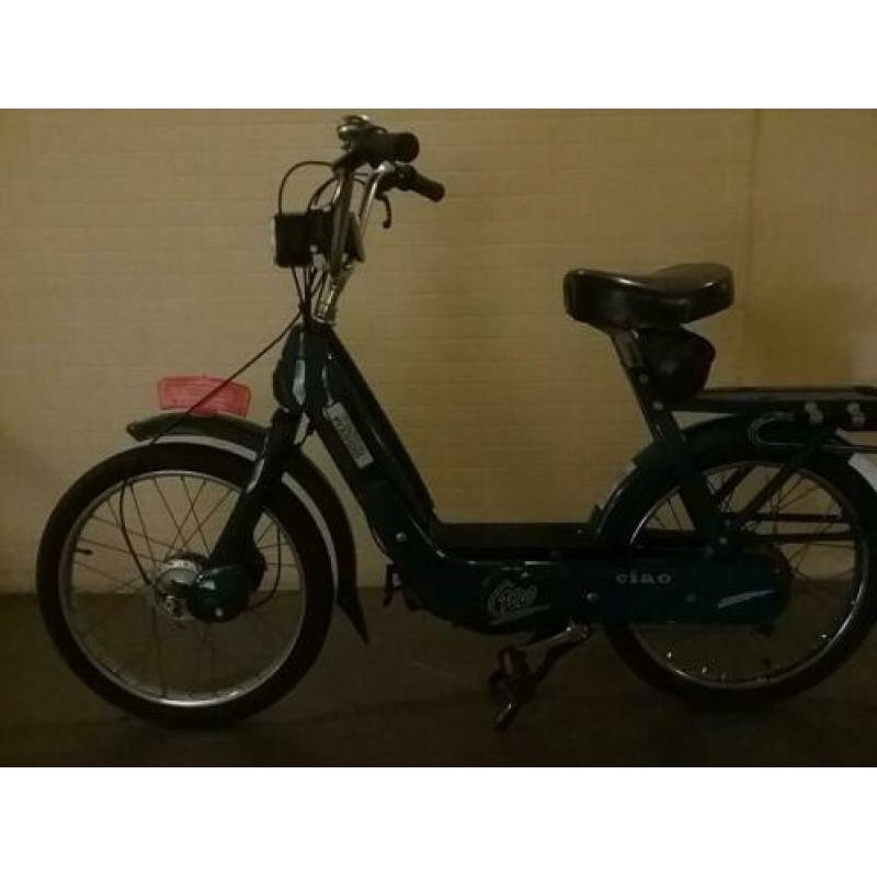Vespa Piaggio. Ook te gebruiken als fiets in noodgeval.