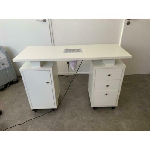 Nagelstyliste tafel