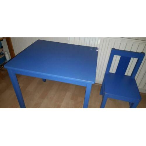 Kindertafel en stoel. Ziet er nog goed uit