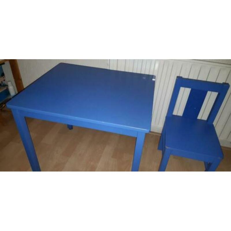 Kindertafel en stoel. Ziet er nog goed uit