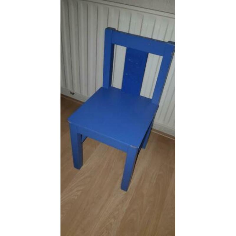 Kindertafel en stoel. Ziet er nog goed uit