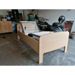 Seniorenbed met electrisch verstelbare lattenbodem. 90 x 200