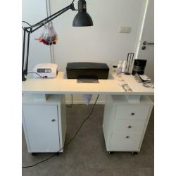 Nagelstyliste tafel