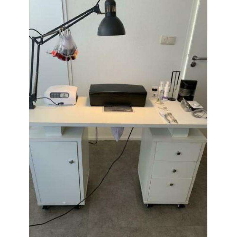 Nagelstyliste tafel