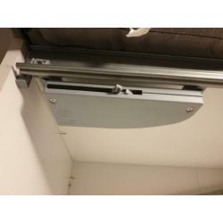 Kledingkast soft close systeem