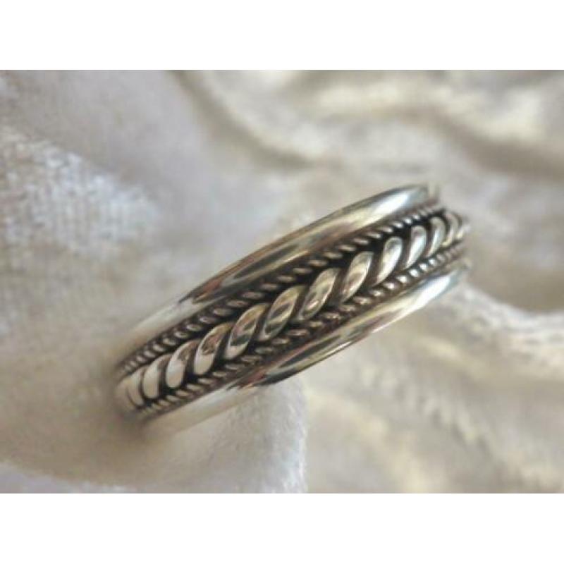 Mooie Handgemaakte Zilveren Ring - gedraaid koord - maat 22