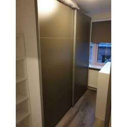 Kledingkast soft close systeem