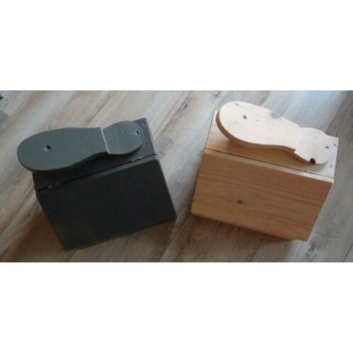 Te koop twee houten kistjes met klep (27 x 21,5 x 27 cm).