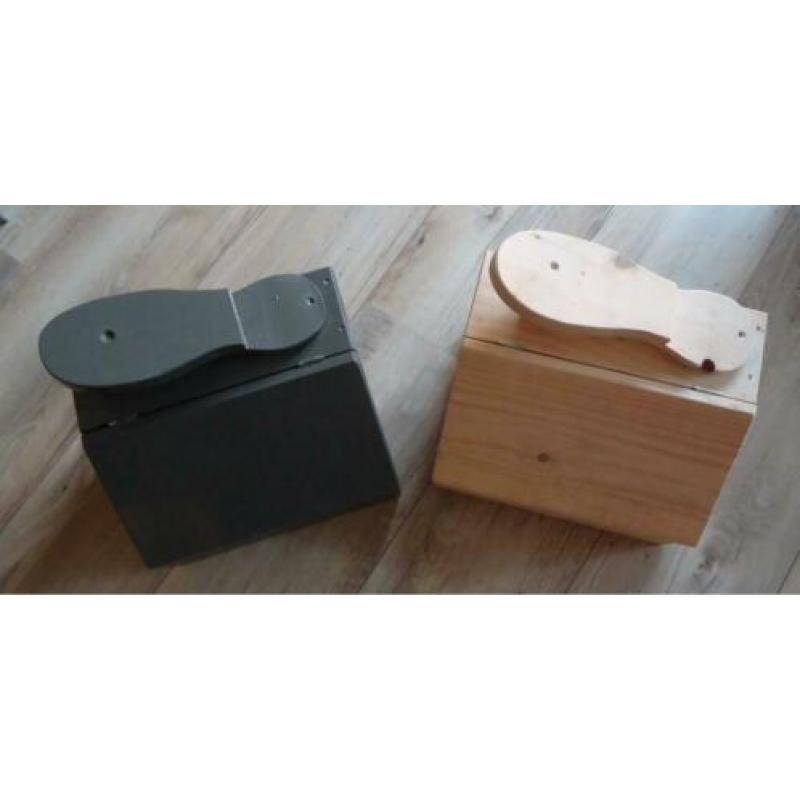 Te koop twee houten kistjes met klep (27 x 21,5 x 27 cm).