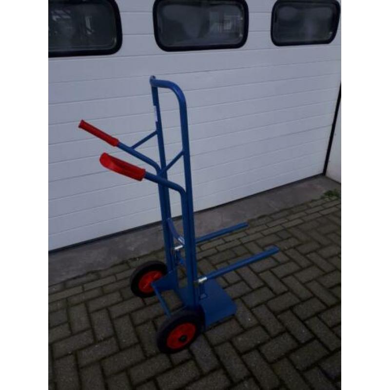 Stoelen steekwagen met rubberen banden. Zo goed als nieuw.