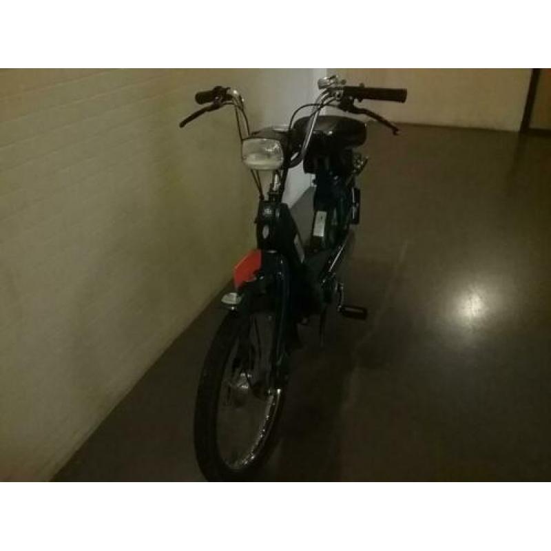 Vespa Piaggio. Ook te gebruiken als fiets in noodgeval.