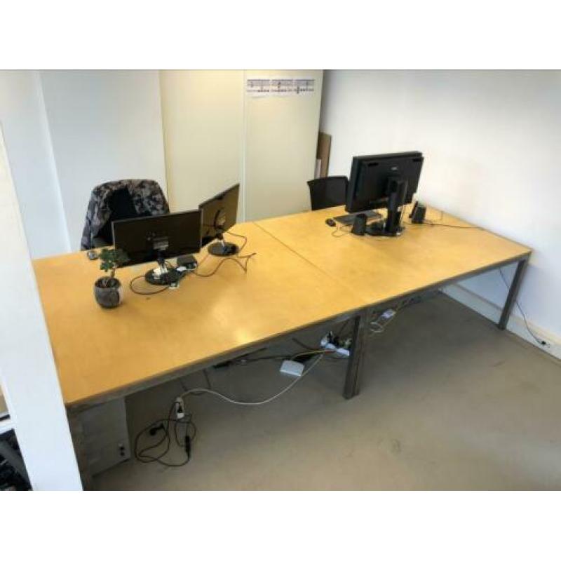 Twee grote tafels/bureaus