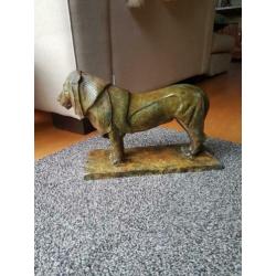 Bronzen beeld van leeuw