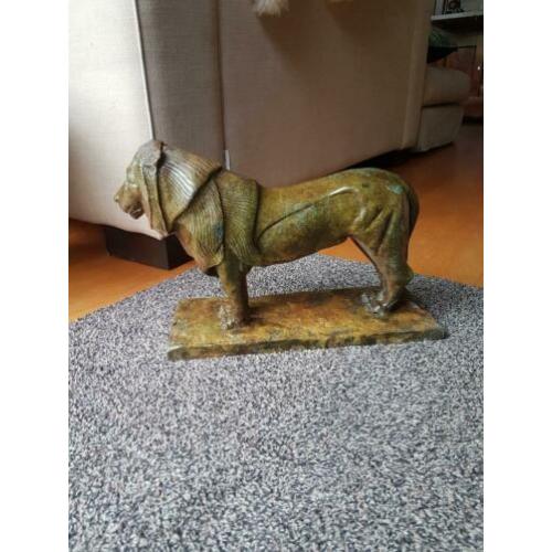 Bronzen beeld van leeuw