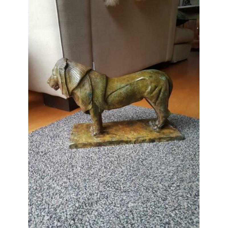 Bronzen beeld van leeuw