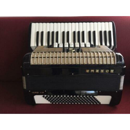 Accordeon Hohner Verdi II . 96 bas .