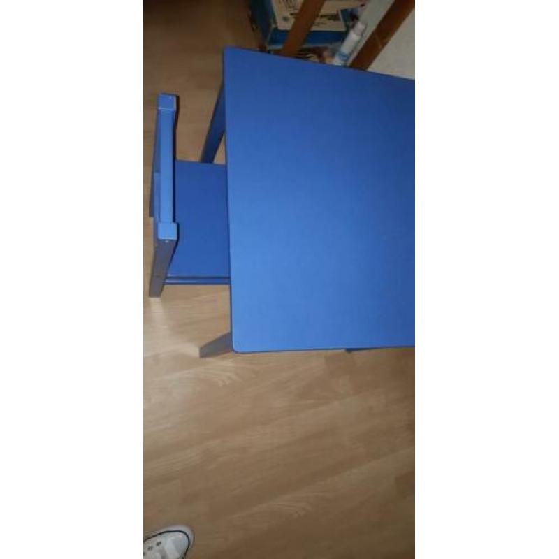 Kindertafel en stoel. Ziet er nog goed uit