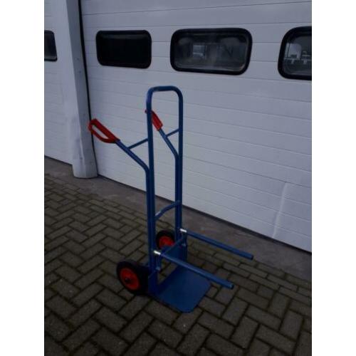 Stoelen steekwagen met rubberen banden. Zo goed als nieuw.