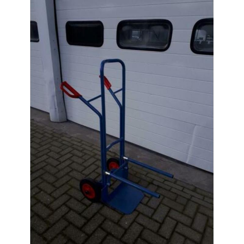 Stoelen steekwagen met rubberen banden. Zo goed als nieuw.