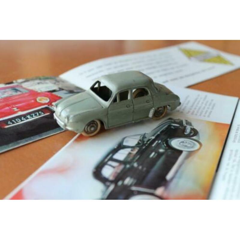 Dinky Toys, Renault Dauphine 24E met 2 Renault folders