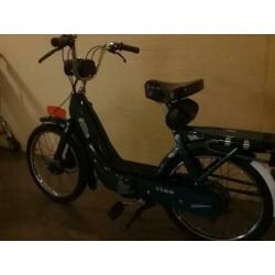 Vespa Piaggio. Ook te gebruiken als fiets in noodgeval.