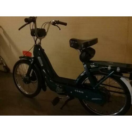 Vespa Piaggio. Ook te gebruiken als fiets in noodgeval.
