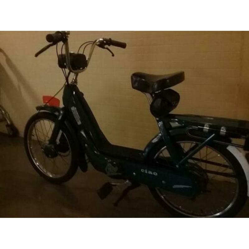 Vespa Piaggio. Ook te gebruiken als fiets in noodgeval.