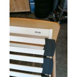 Seniorenbed met electrisch verstelbare lattenbodem. 90 x 200