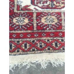Vintage tapijt rood wit 94 x 61