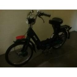 Vespa Piaggio. Ook te gebruiken als fiets in noodgeval.