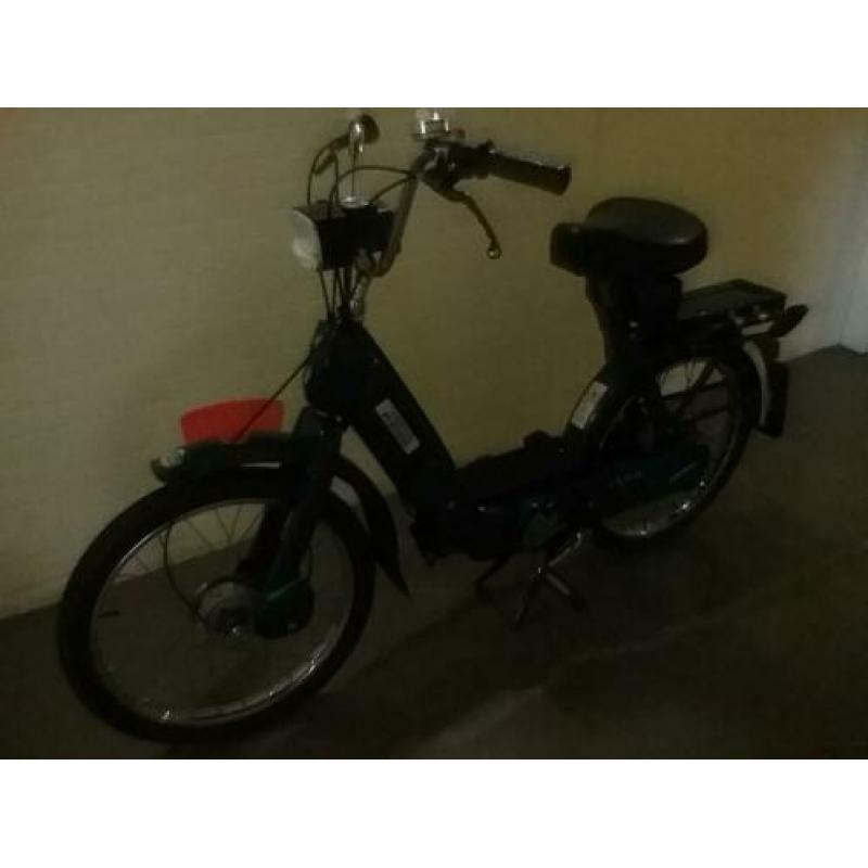 Vespa Piaggio. Ook te gebruiken als fiets in noodgeval.