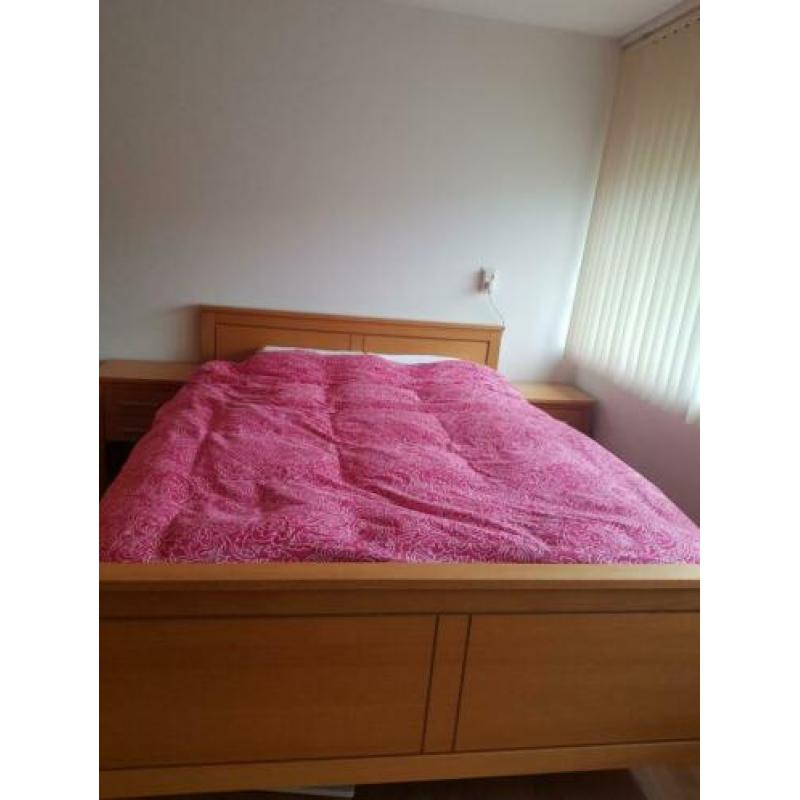 2 persoons bed 140x200 incl nachtkastjes