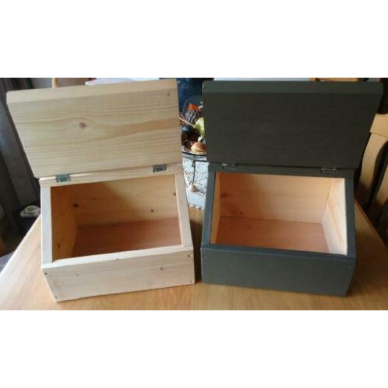 Te koop twee houten kistjes met klep (27 x 21,5 x 27 cm).