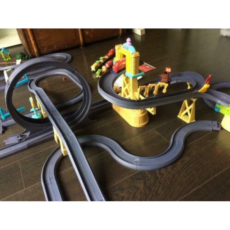 Chuggington baan en heel veel treintjes, met koffer en DVD's