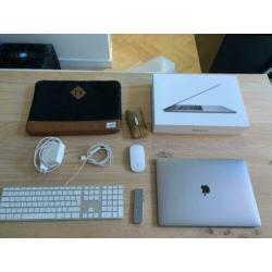 Macbook Pro 15 Compleet zo goed als nieuw!