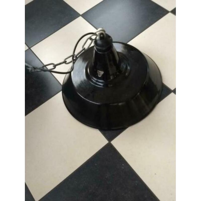 oude fabrieks lampen - twee industriele hanglampen te koop