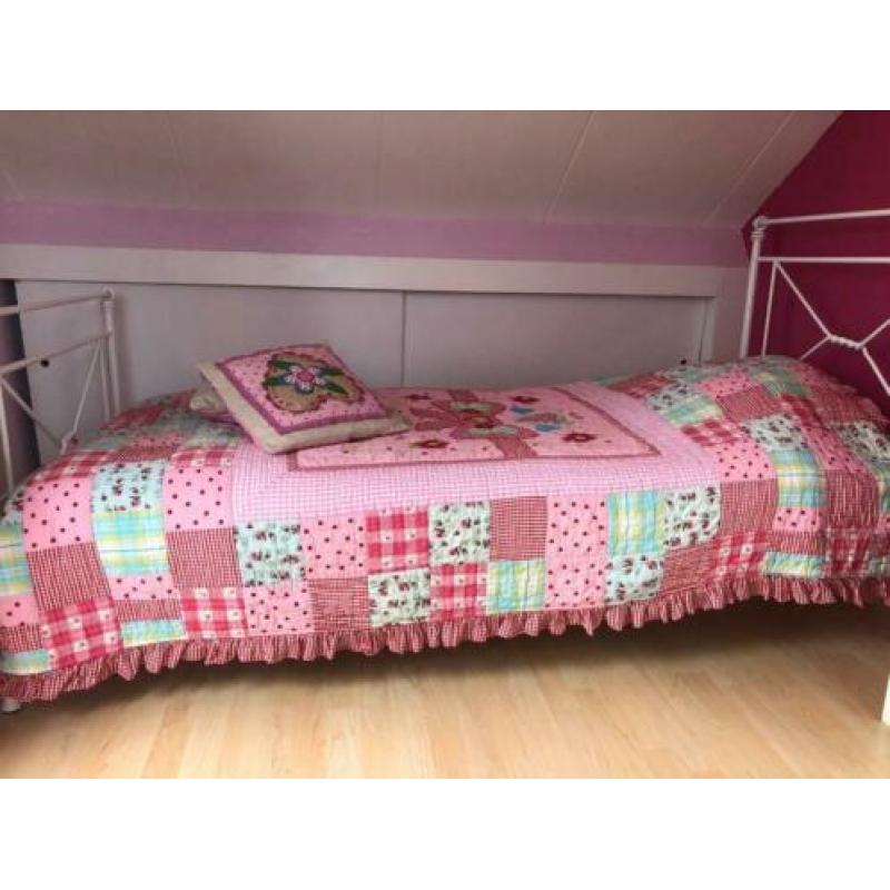 Bed,ledikant, ijzer, wit, siersmeedwerk, evt met lattenbodem