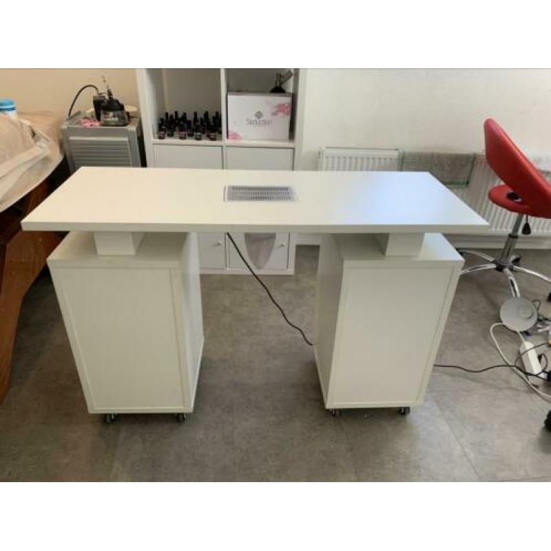 Nagelstyliste tafel