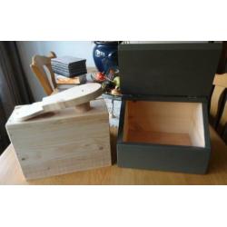 Te koop twee houten kistjes met klep (27 x 21,5 x 27 cm).