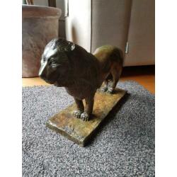 Bronzen beeld van leeuw
