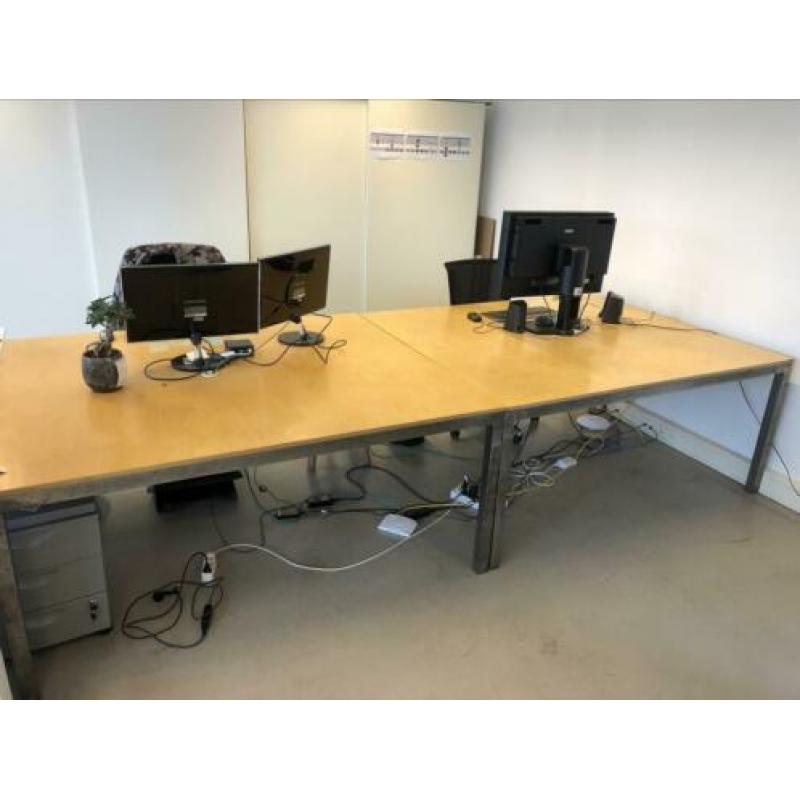 Twee grote tafels/bureaus