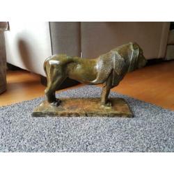 Bronzen beeld van leeuw