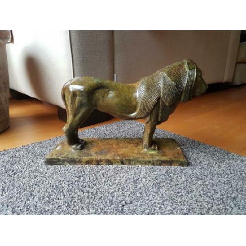 Bronzen beeld van leeuw
