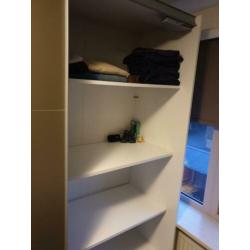 Kledingkast soft close systeem