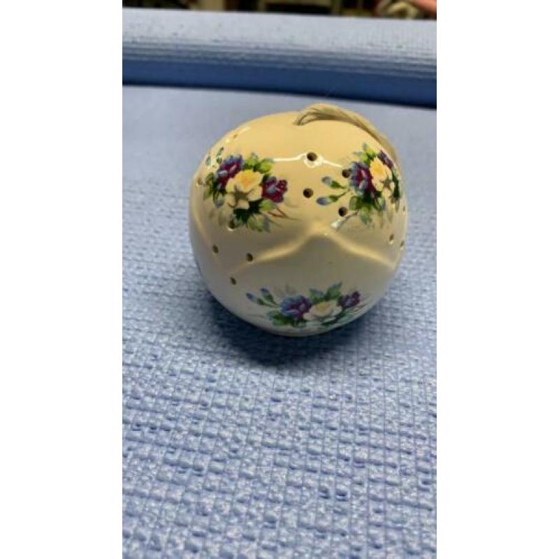 Geur Bal Motief Rond met blauw en gele bloemen er op