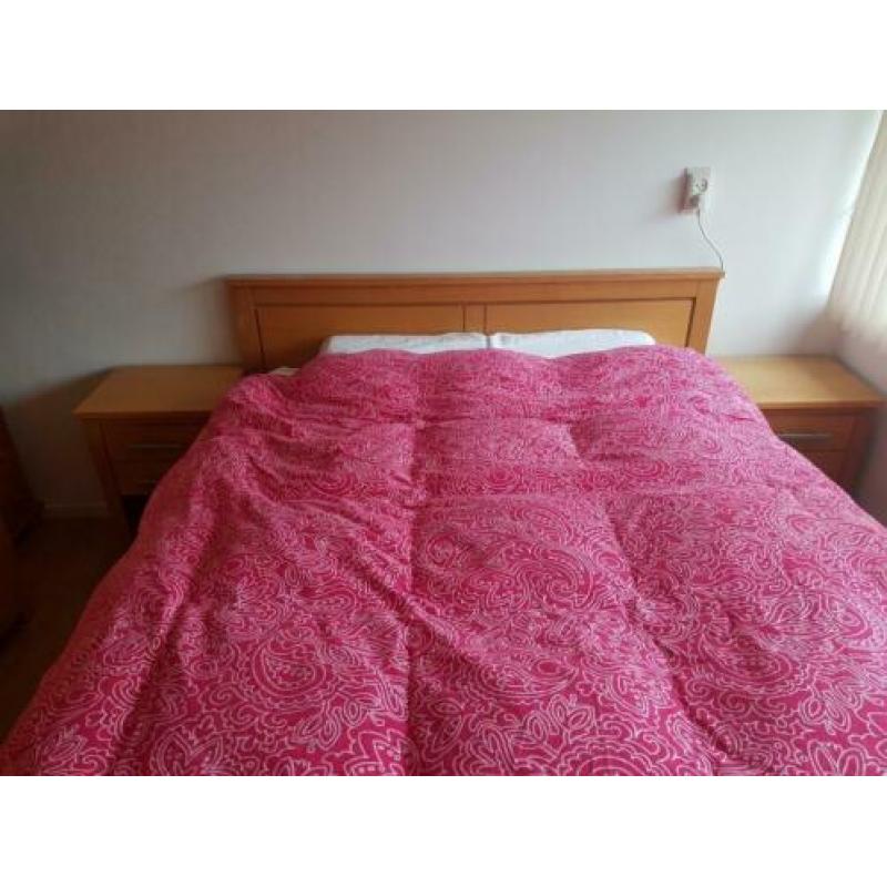 2 persoons bed 140x200 incl nachtkastjes