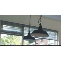 oude fabrieks lampen - twee industriele hanglampen te koop