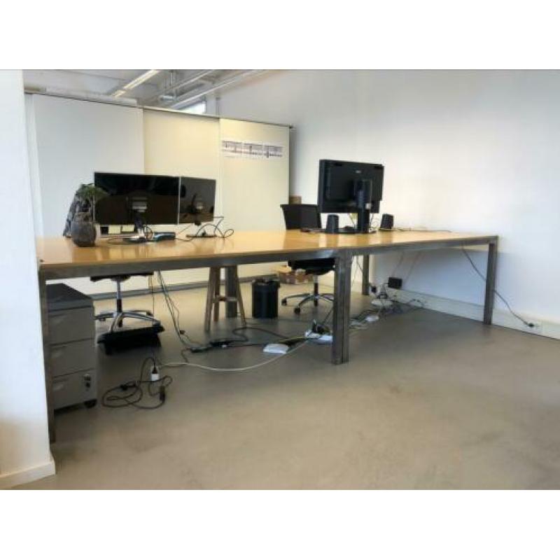 Twee grote tafels/bureaus